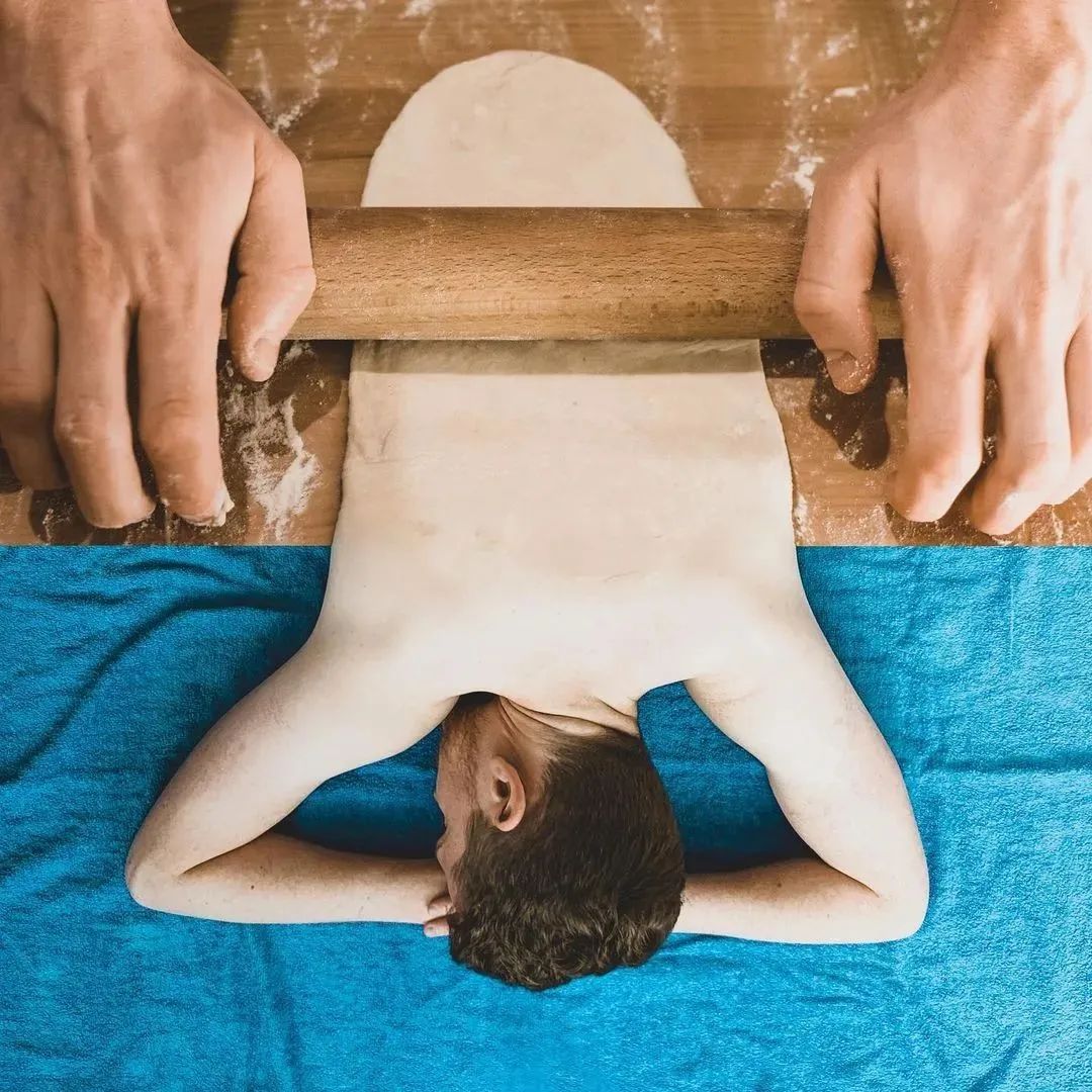 她“牺牲”自己的身体作画，10w网友围观：好污，但好爱！