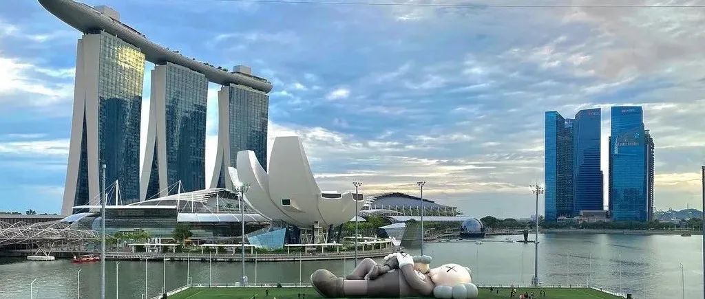 帅不过一秒的kaws过上最短的holiday？新加坡有毒吧……
