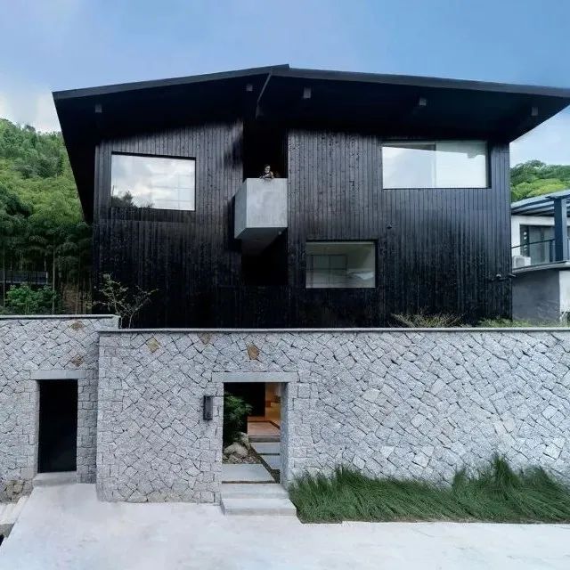 莫干山上居然有座“黑”民宿：冷峻外立面下，竟是柔软的现代园林心