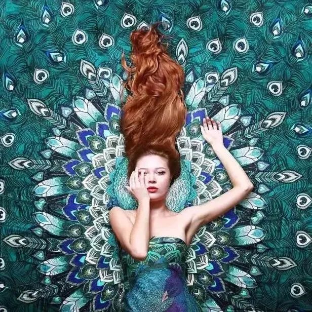 厉害！画功精湛的美女把创意画在了披肩上！