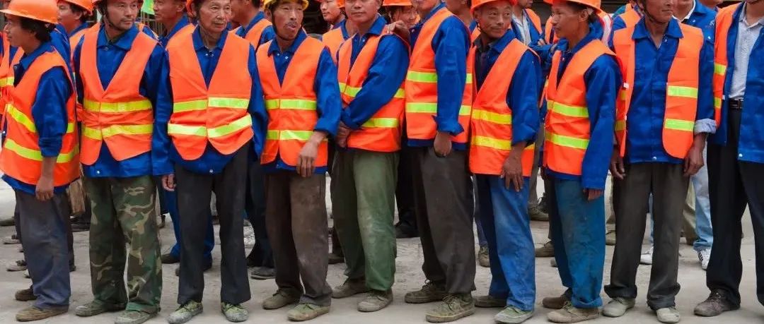 拍了16年终于火了！10万张绝版照，看哭多少打工人......