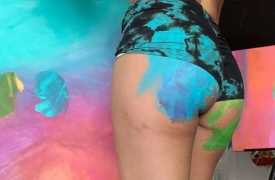 用臀部画画的女人