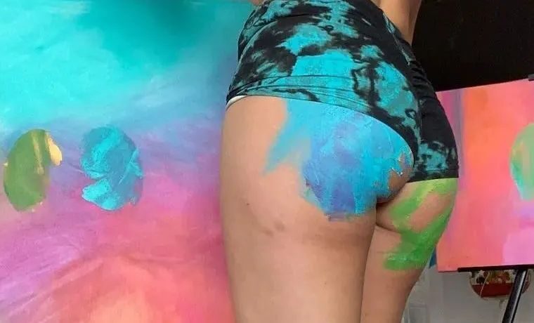 用臀部画画的女人