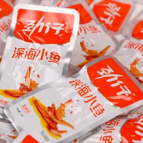 营收差4倍，净利润却“比肩”三只松鼠，劲仔小鱼凭什么？