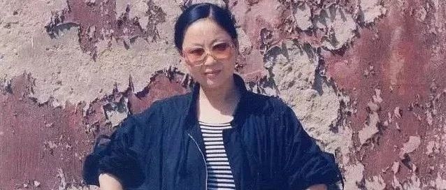 她初中毕业做了10年工人，30岁开始画画，60岁一鸣惊人，用半个世纪惊艳整个画坛！