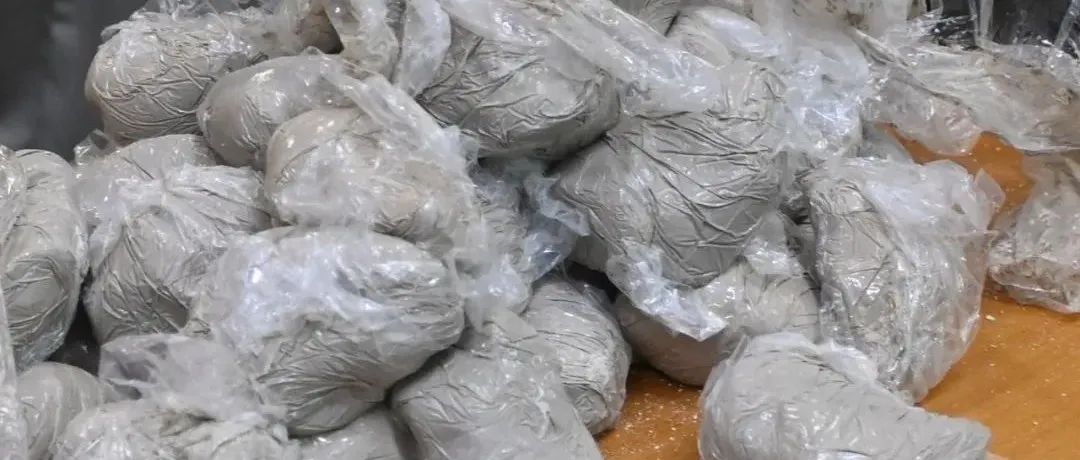 广州美院的课堂上泥巴乱飞