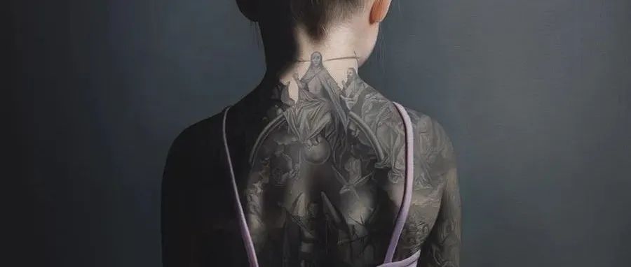 她在美女背上画了一幅画，万万没想到，美女本身就是画