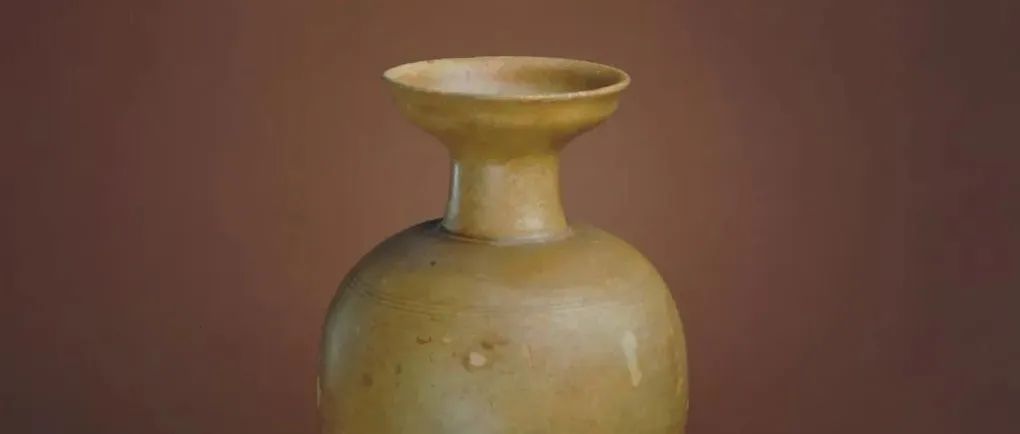 《岳州窑青釉划花莲瓣纹盘口瓶》五代 中国- 雕塑作品欣赏（四百三十四）