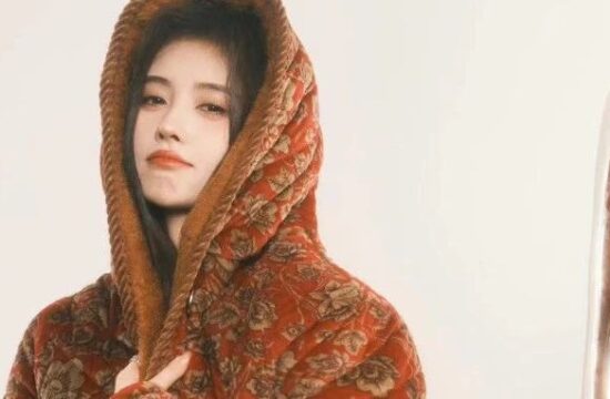 穿着鞠婧祎同款“新年战袍”回家，我跟对门大娘撞衫了