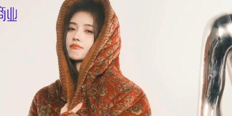 穿着鞠婧祎同款“新年战袍”回家，我跟对门大娘撞衫了