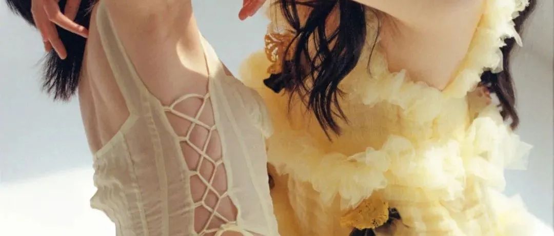 成立品牌后一年就入围LVMH、BoF的比赛，Caroline Hu设计中的人物仿佛从油画中走出的！