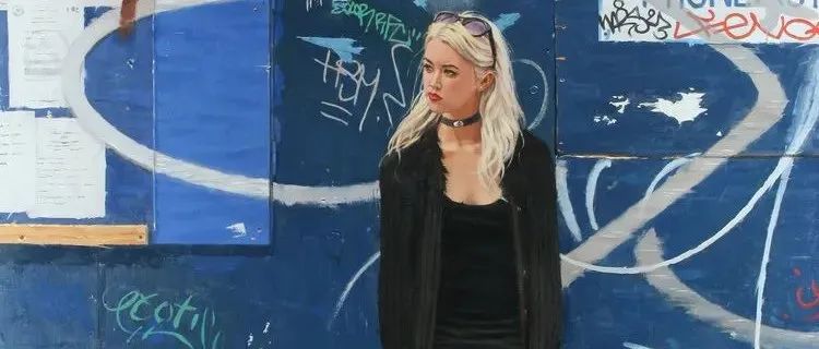 站在街角的漂亮女孩，让人万万没想到，实际上是一幅油画