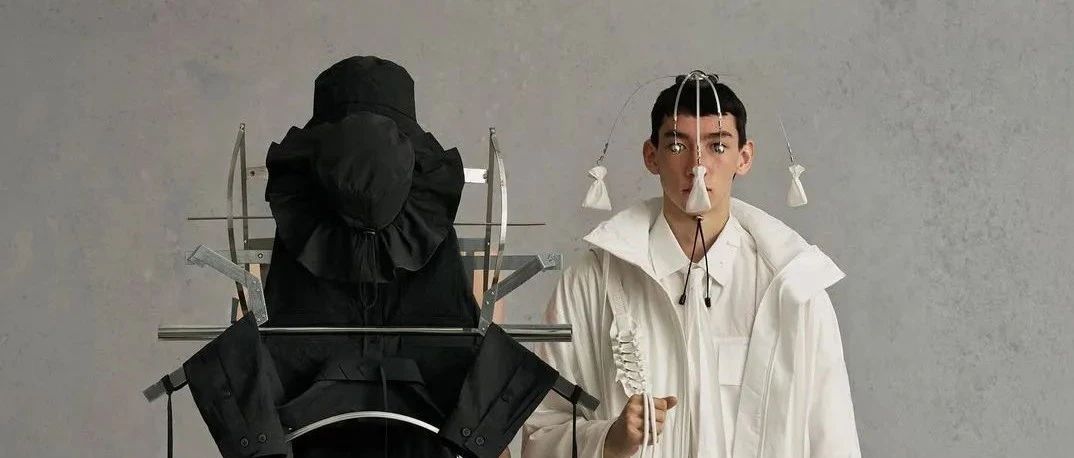 时装设计师？灾难艺术家！把衣服穿的像帐篷的他，这一季竟让我想"清空血槽和钱包"！