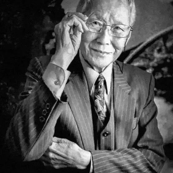 他拍了半辈子三级片，却用37万一张的香港黑白照，成一代教科书级传奇…...