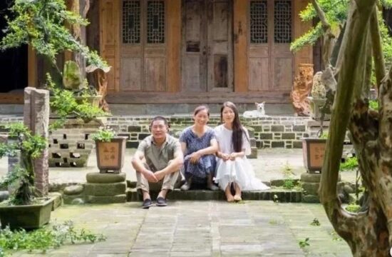 住自家30亩森林里、400平庭院，却只穿20元布衣…