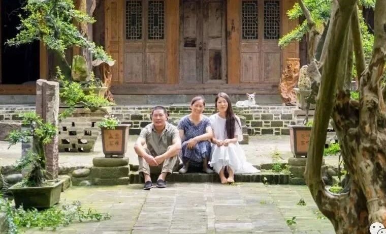 住自家30亩森林里、400平庭院，却只穿20元布衣…