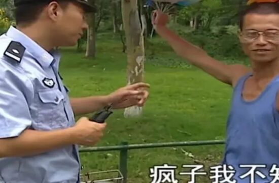 11年前在《谭谈交通》中唱《爱情买卖》的气球哥，如今与谭警官再度会面……