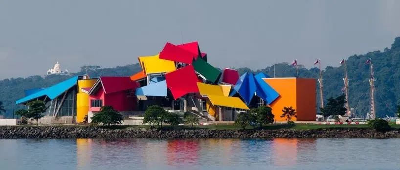 他是全世界最“烂”的建筑师，造出歪七扭八的房子
