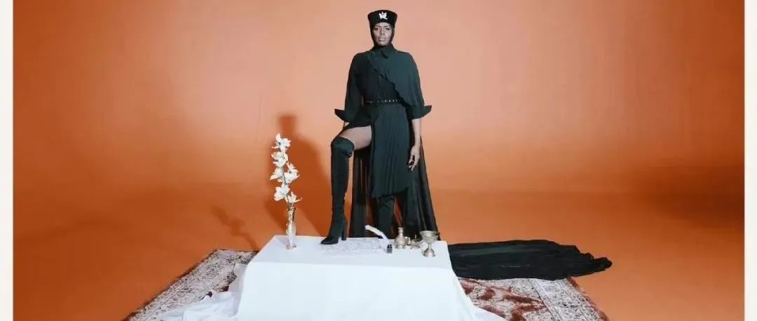首个获得 LVMH Prize 大奖的非洲设计师，兼具力量与脆弱性的独特魅力，极力展现无与伦比的美妙和野性！