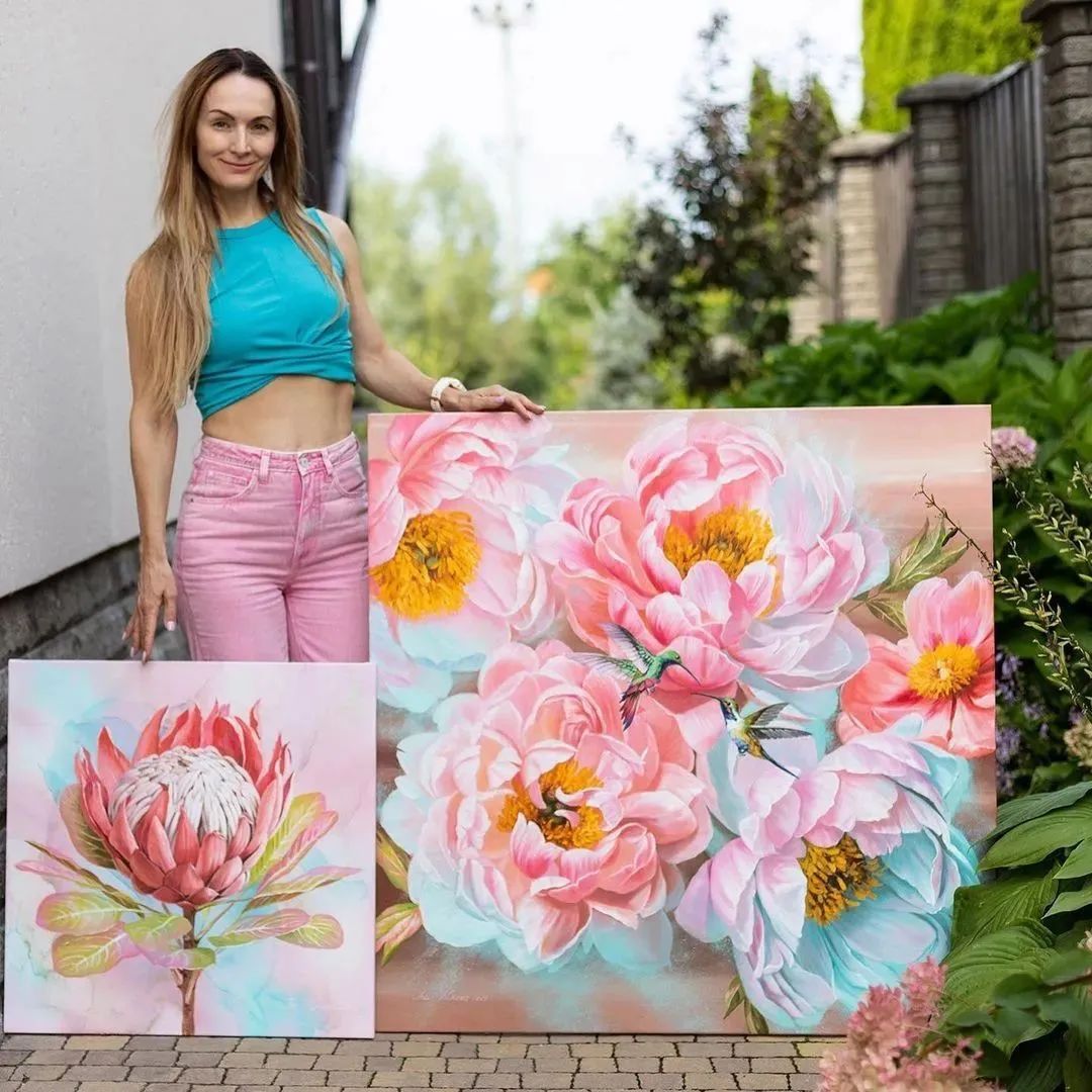 少女系画家，作品一片粉红色，感觉有甜甜的味道