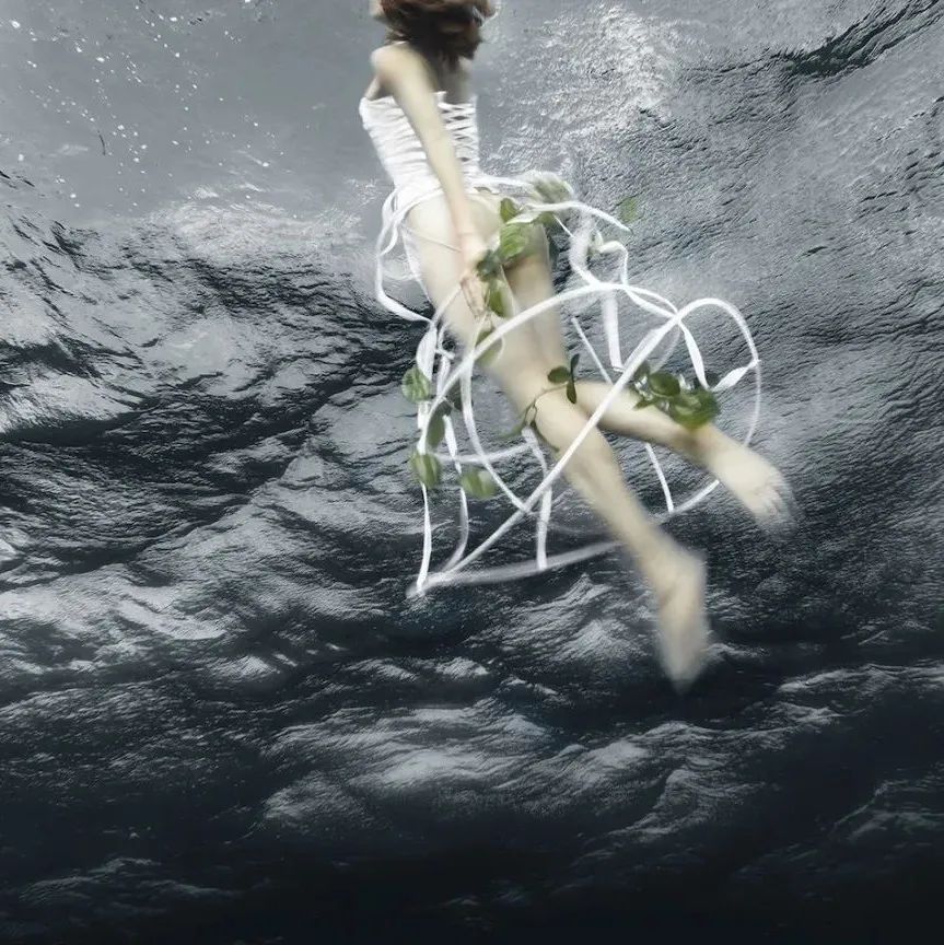 艺术家拍摄的落水美女，比油画还美，在水里的时间比陆地还多