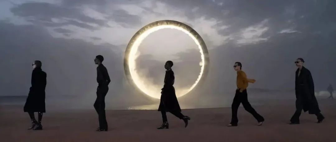 史诗级秀场——“如果说‘男性’衣橱和‘女性’衣橱曾存在界限，圣罗兰将优雅地模糊这个界限”
