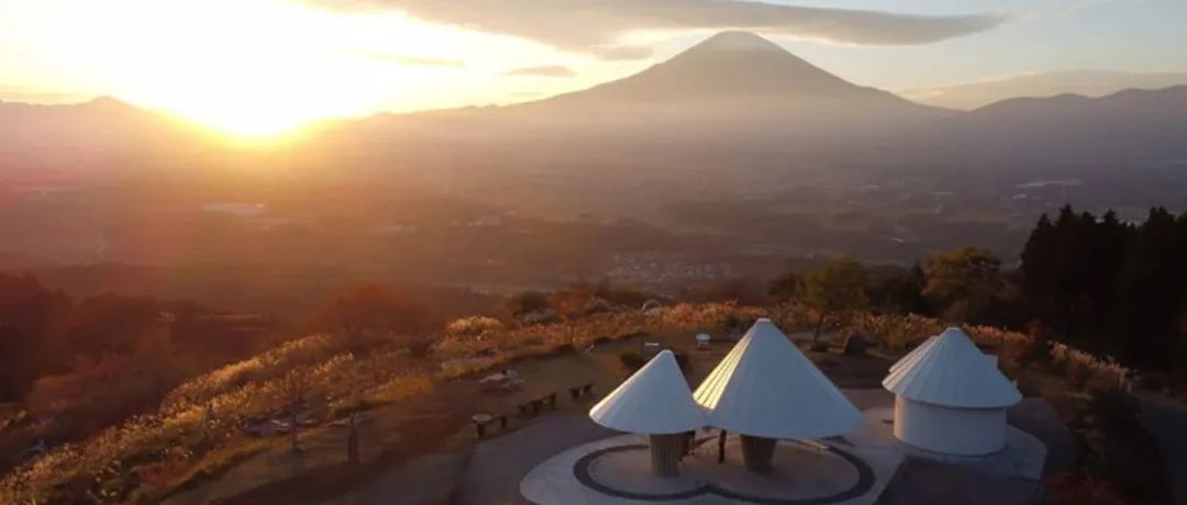 隈研吾的富士山形厕所，不能说毫不相干只能说一模一样