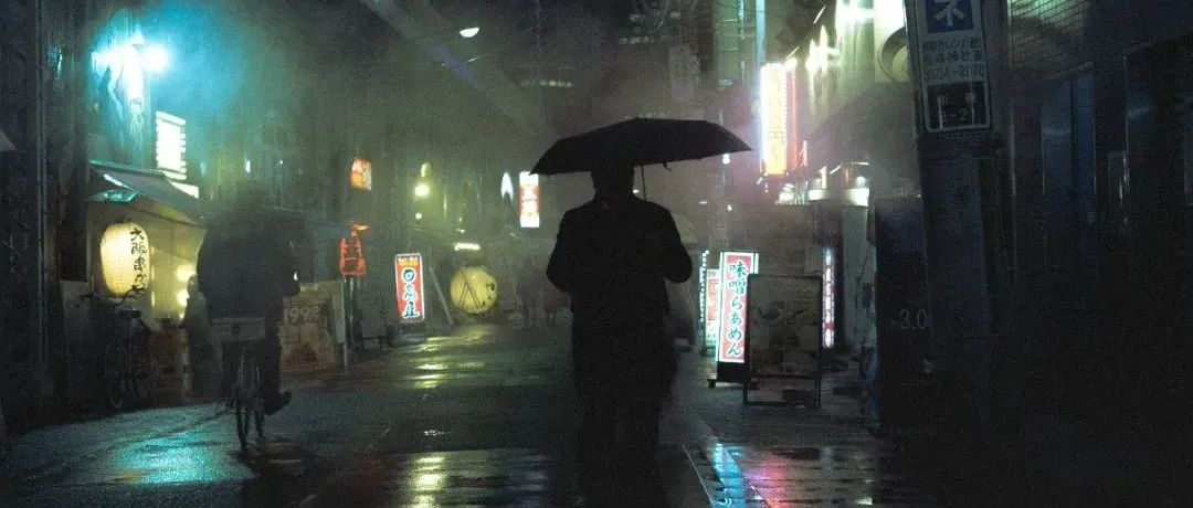 雨天不适合拍照？这位摄影师专拍雨中的城市大片！