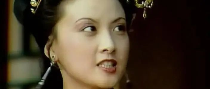 看，我混得比她还好！