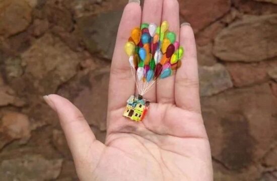 右手握画笔，左手当画布，耳聋女画家靠3D手掌画成名