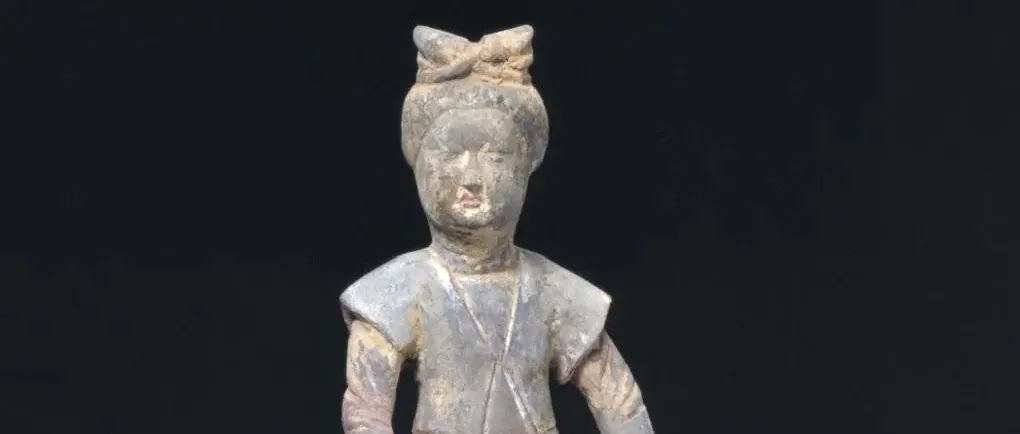 《陶彩绘持腰鼓女俑》唐 中国- 雕塑作品欣赏（三百五十六）
