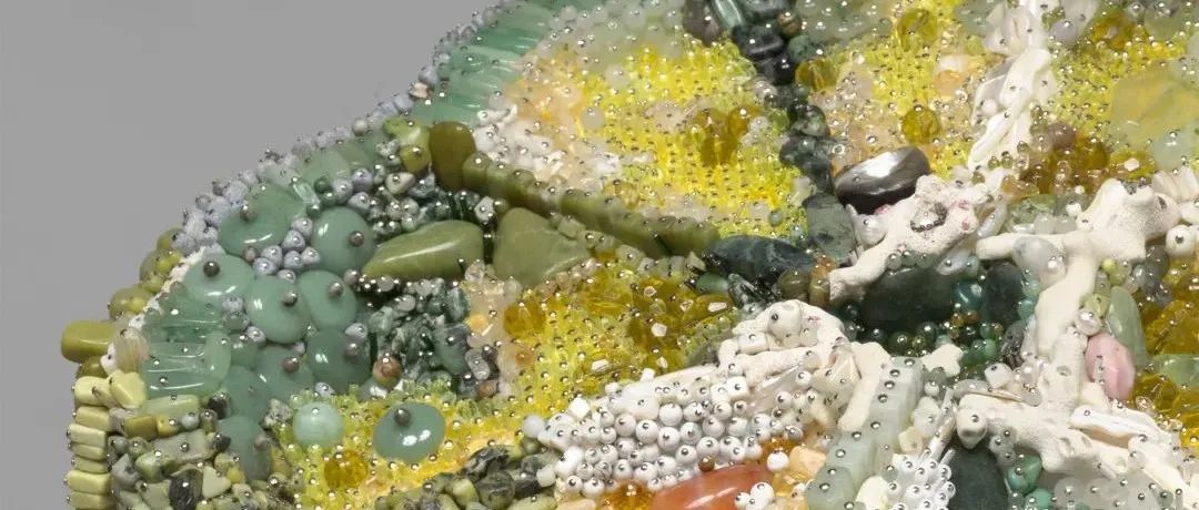 她用宝石雕刻烂水果，怪诞的作品，极具讽刺意味