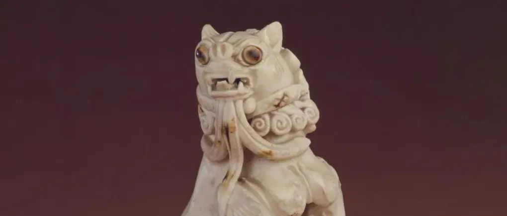 《邢窑白釉点彩子母狮塑像》唐 中国- 雕塑作品欣赏（三百八十二）