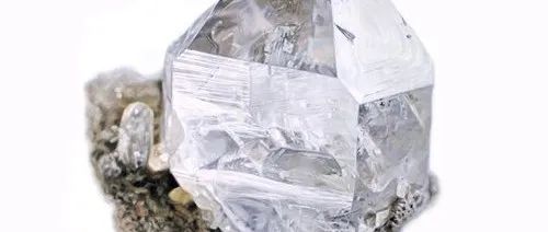 她把钻石画得如实物般闪耀，哪个更昂贵？一时让人分不清了