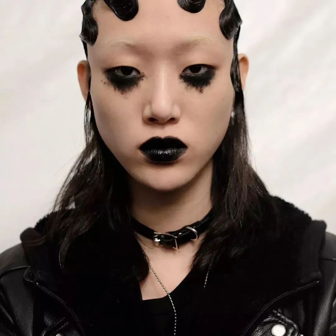 浮夸怪诞以及“剑走偏锋式”的表达,弥漫着阴郁暗黑气氛的“哥特风”