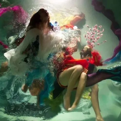 ​她拍摄的水下照片，空灵且壮丽，美成了一幅巴洛克画作