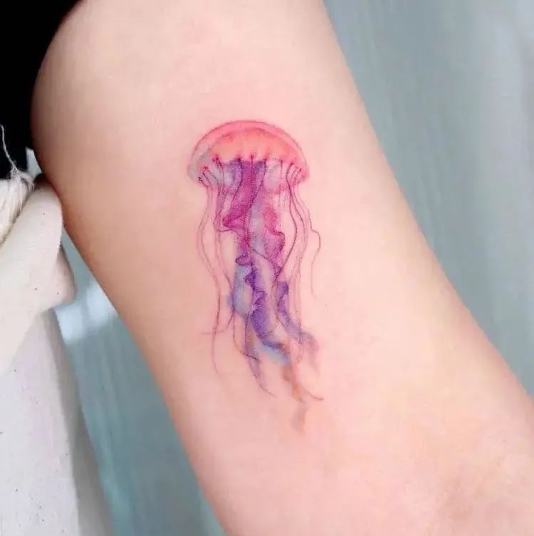 水彩风格的微型纹身，好像画在皮肤上的小画，让人忍不住爱了