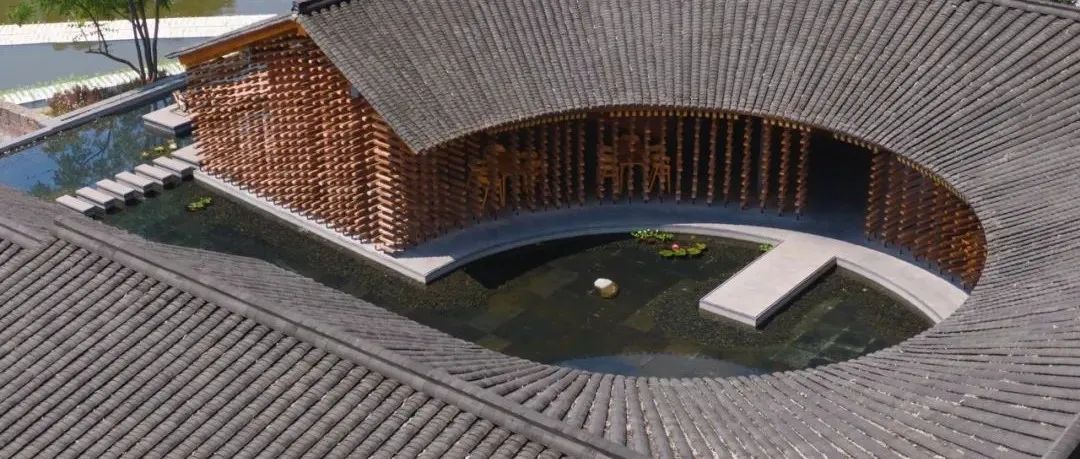 米思建筑用在地材料和十字风车布局，在山水柴院中还原了朴素的四川民居