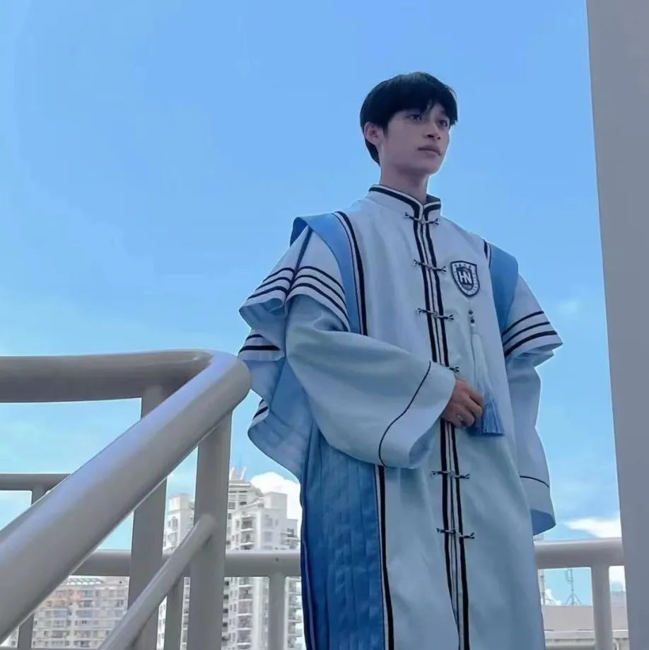 2022绝美学士服又双叒火了！还没量产就抢着要？到底是什么神仙设计！