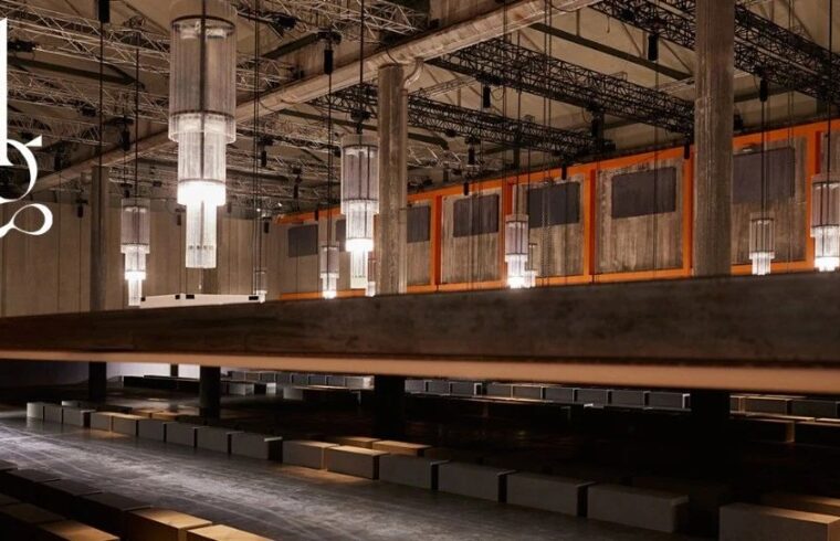 OMA/AMO为Prada2023秋冬时装秀设计的戏剧性变形T台