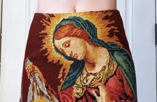 在裙子上看移动画展