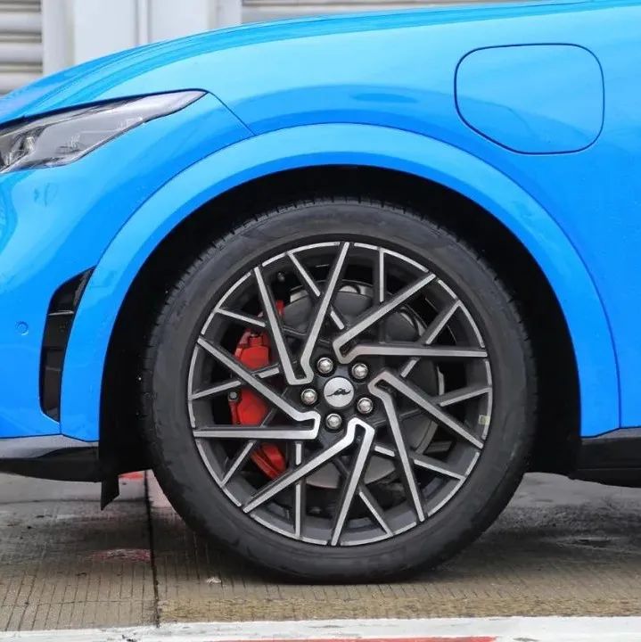 巅峰对决！福特Mach-E GT与特斯拉Model Y Performance谁更强？