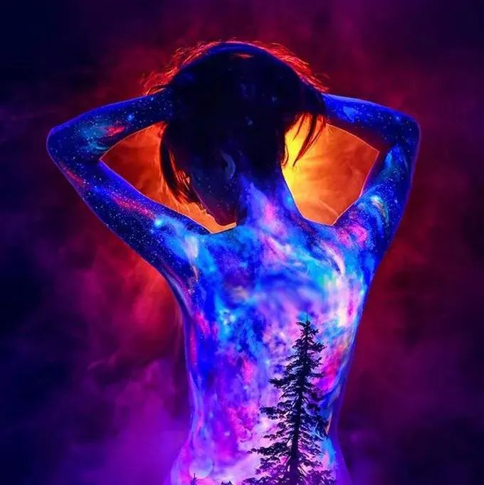 奇特的涂画荧光人体彩绘，美到没有边际！