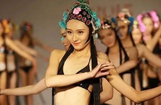 “比基尼京剧” 照片被曝惹争议：中国式审丑，有多辣眼睛！