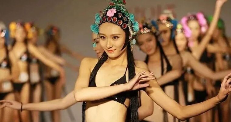 “比基尼京剧” 照片被曝惹争议：中国式审丑，有多辣眼睛！