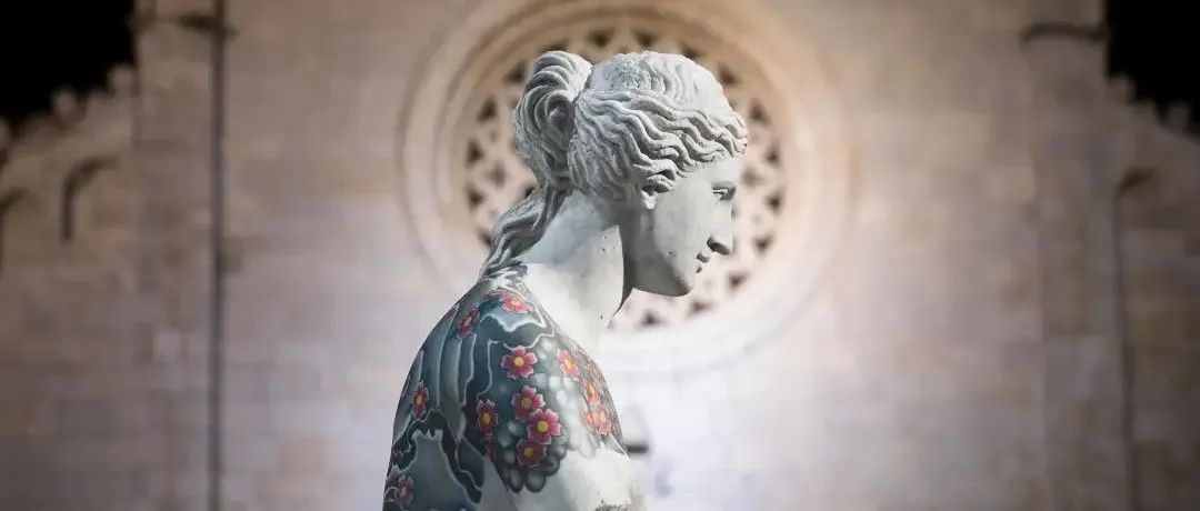 经典雕塑被他玩坏了，纹上大花臂，穿上黑丝，效果还挺好