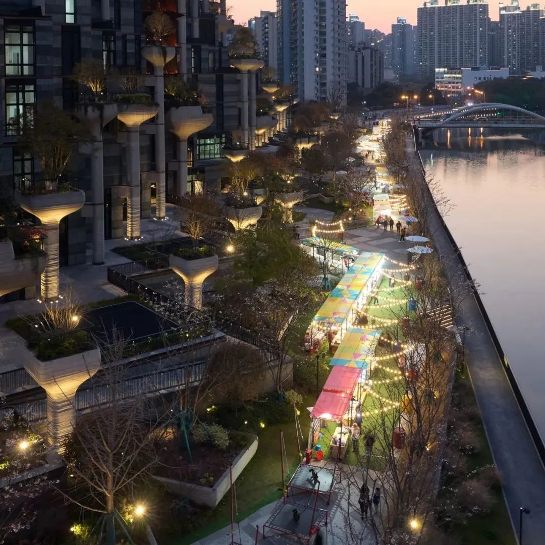 八年开发，Thomas Heatherwick 在上海苏州河畔设计的天安千树项目终于开放