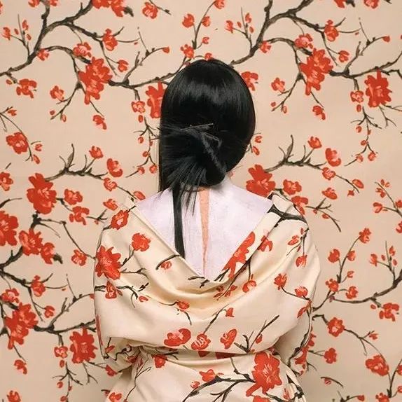 72岁艺术家以自身当画布，带火神秘“消失术”，网友：差点就信了