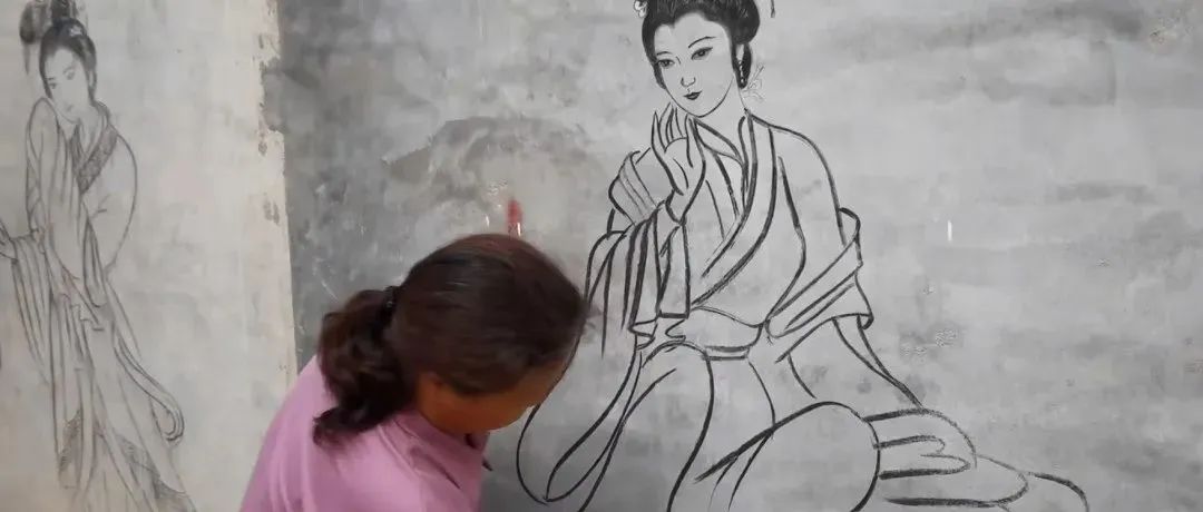 农村大妈用烧火棍子作画，获2000万播放：有梦想谁都了不起！