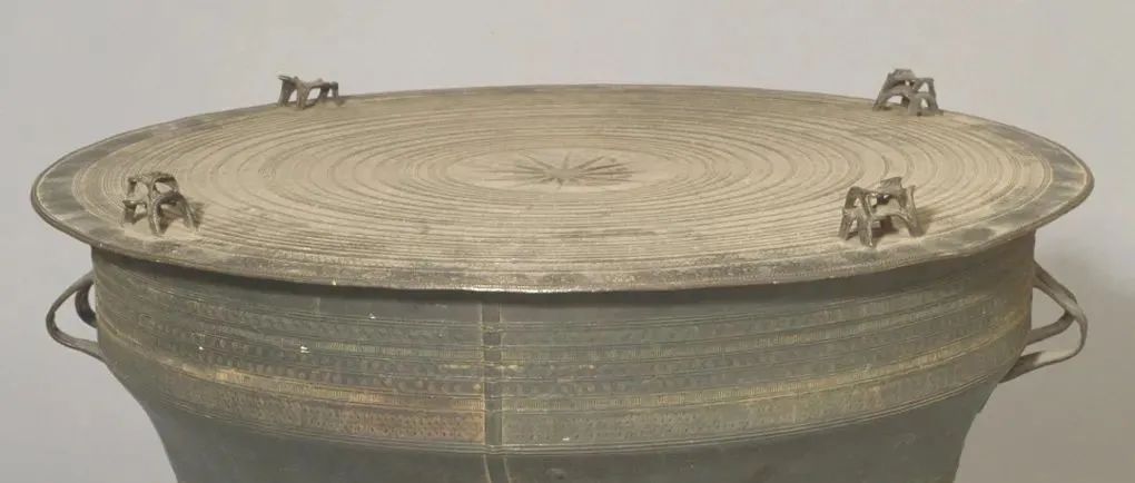 《西盟型蛙饰铜鼓》唐 中国- 雕塑作品欣赏（三百一十）